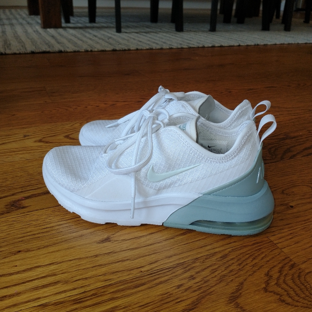 nike women's air max motion 2 sneaker - pale blue
